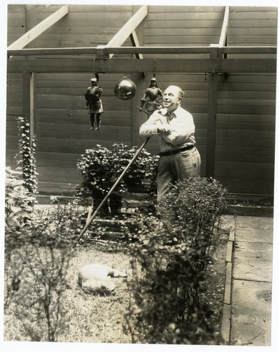 Tony Sarg i sin have af Jessie Tarbox Beals