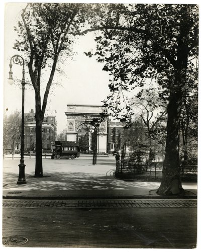 Washington Square North, New York, USA, ca. 1905-40 (foto af gelatinesølv) af Jessie Tarbox Beals