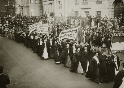 Kvinder i akademisk kjole marcherer i en valgretsparade i New York City, 1910 af Jessie Tarbox Beals