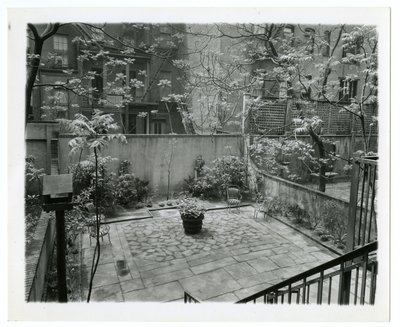 gårdhave på bagsiden med fuglehus, New York, USA, ca. 1905-40 (foto af gelatinesølv) af Jessie Tarbox Beals