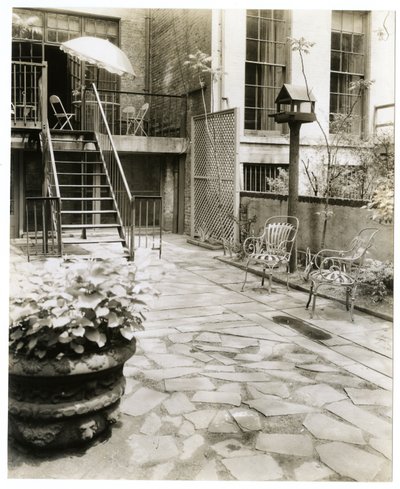 baggårdsterrasse med fuglehus, New York, USA, ca. 1905-40 (foto af gelatinesølv) af Jessie Tarbox Beals