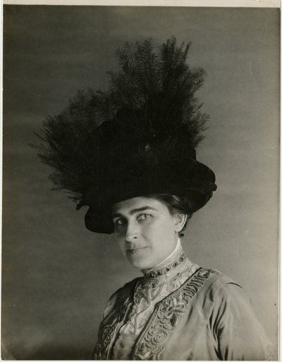 nærbillede af fjerhat, ca. 1905-18 (foto af gelatinesølv) af Jessie Tarbox Beals