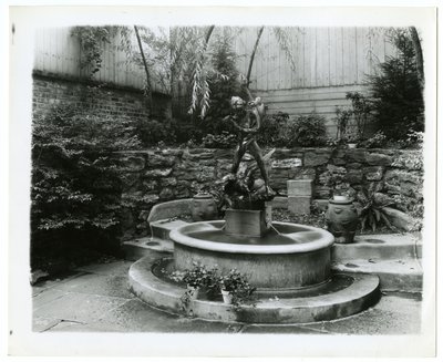 springvand i haven, ca. 1905-40 (gelatine-sølvfoto) af Jessie Tarbox Beals