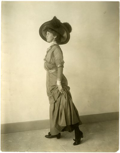 model i fjerhue, ca. 1905-18 (foto af gelatine sølv) af Jessie Tarbox Beals