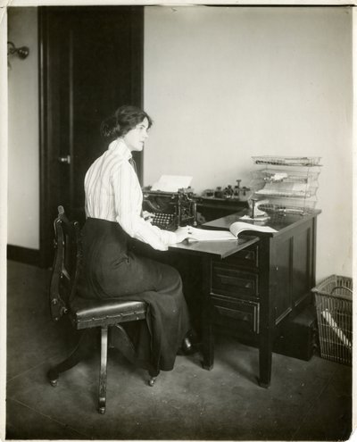 model med skrivemaskine, ca. 1905-18 (foto af gelatinesølv) af Jessie Tarbox Beals