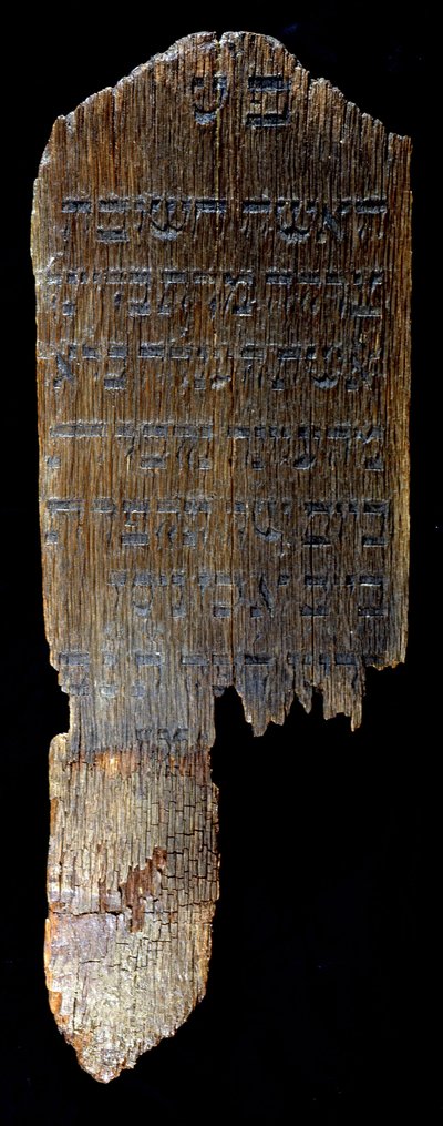 Begravelsesstele fra Hegengeim (Ovre Rhinen) bevaret på det jødiske museum i Basel, Schweiz. 82 x 29 x 4,5 cm. “” For Braina, hustru til Henle (?) Bloch af Hegengeim, begravet i 26. Nissan 615 (= 1855)”. af Jewish School