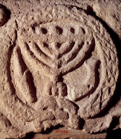 Jødedom: arkitektonisk element i basalt af en synagoge dekoreret med en lysestage med syv grene (Menora eller Menorah), palme og trompet. Fra Transjordan. Omkring 100 e.Kr. Paris, Louvre-museet af Jewish School