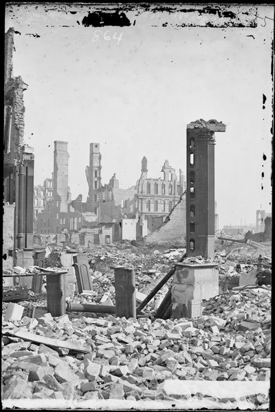 Udsigt fra det sydvestlige hjørne af Dearborn og Monroe Streets, der viser Grand Pacific Hotel i baggrunden og ruinerne af Honore Block i forgrunden efter Chicago-branden i 1871, ca. 1871 af Jex Bardwell
