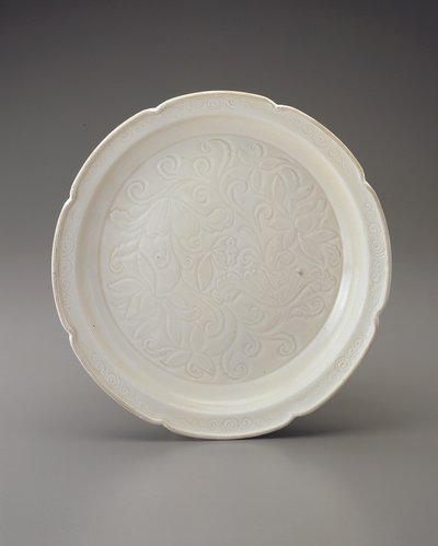 Fad med bladrand og udskåret dekoration, Hebei-provinsen (keramik) af Jin Dynasty Chinese School
