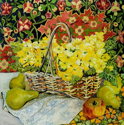 Gule Primroser i en kurv, med frugt og tekstiler, 2010. akvarel af Joan Thewsey