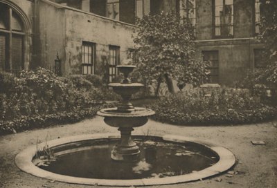 Gammelt morbærtræ og springvand i Garden of Drapers Hall, c1935. af Joel