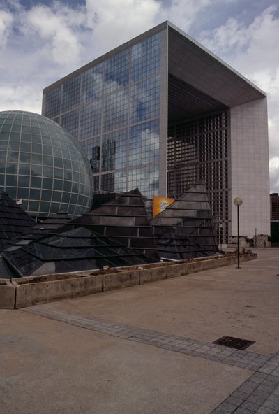 Bygninger i La Defense-distriktet, Paris, Ile-de-France, Frankrig, detalje af Johan Otto von & Andreu Paul (1938 2018) Spreckelsen
