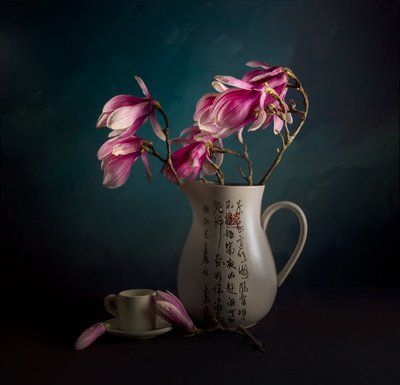 Elegant stilleben med magnolia af John-Mei Zhong