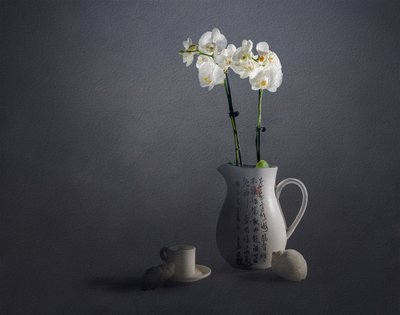 Elegant stilleben med orkideer af John-Mei Zhong