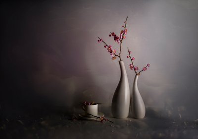 Stilleben med forårsblomster af John-Mei Zhong