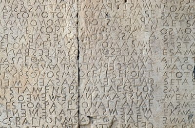 Gortyns lov, doriske inskriptioner på stenplader, Gortyn, Kreta, Grækenland, græsk civilisation, 5. århundrede f.Kr., Detalje (foto) af Walter Charles Mills