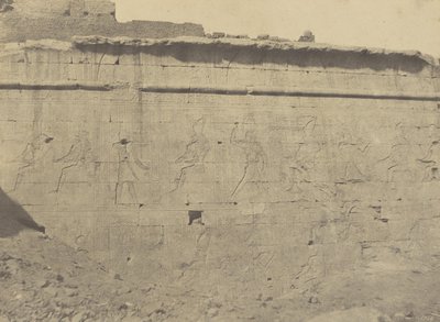 Edfu, skulpturer og indskrifter af den østlige facade af indhegningsvæggen af John Beasly Greene
