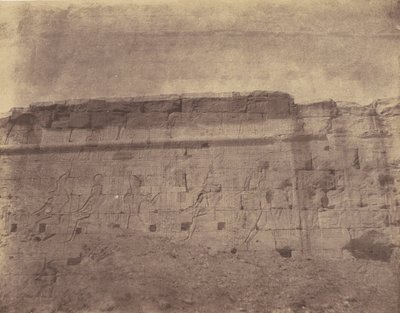 Edfu, skulpturer og inskriptioner på den østlige facade af indhegningsmuren af John Beasly Greene