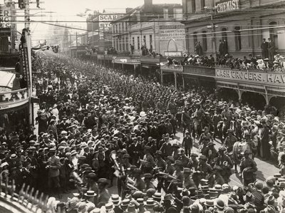 12. bataljon, AIF, marcherer gennem byen før afgang til oversøisk tjeneste, Hobart, Tasmanien, 14. oktober 1914 af John Beattie
