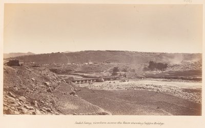 ?Safed Sang, set fra den anden side af floden og viser Sapper Bridge?, 1878 ca. af John Burke