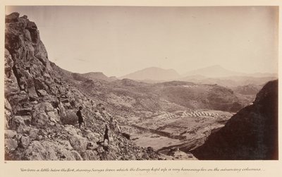?Udsigt fra lidt under fortet, der viser Sunga, hvorfra fjenden holdt op med en meget chikanerende ild mod de fremrykkende kolonner?, 1878 af John Burke