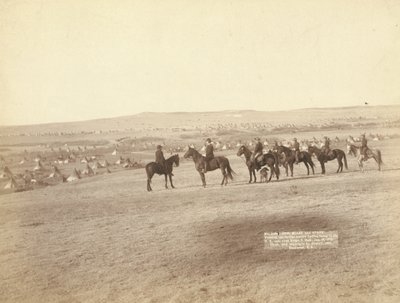 Gen. Miles og personale ser på den største fjendtlige indianerlejr i USA, nær Pine Ridge af John C. H. Grabill