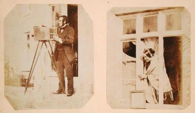 Selvportræt til venstre og Emma Thomasina Llewelyn (1808-81) udskriver et papirnegativ i solen til højre af John Dillwyn Llewelyn