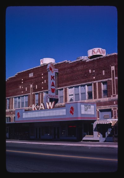 Kaw Theater, Washington Street, Junction City, Kansas, USA af John Margolies