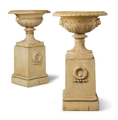 Par urner og piedestaler (terracotta) af John Marriott Blashfield