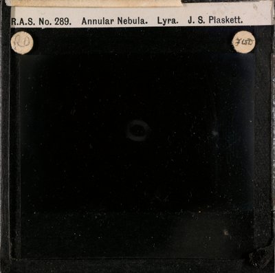 Astronomisk glaspladebillede af ringformet tåge i Lyren (glasnegativ) af John Stanley Plaskett