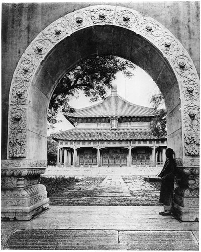 Buegang til Hall of Classics, Peking, ca. 1867-72 af John Thomson