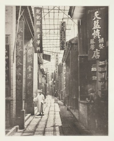 Physic Street, Canton, ca. 1868. af John Thomson