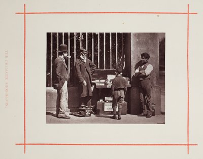 Den dramatiske sko-sort, 1877. af John Thomson