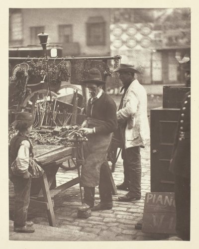 Gadelåsesmeden, 1881. af John Thomson