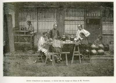 Håndværkerne fra et cloisonneværksted i Pekin. Gravering efter et fotografi af M.Thomson til illustration af rejsen til Pekin og det nordlige Kina, af T.Chutze, i 1873, udgivet i "" Le tour du monde "" 1876, redigeret af Edouard Charton, udgave Hachette, P af John Thomson