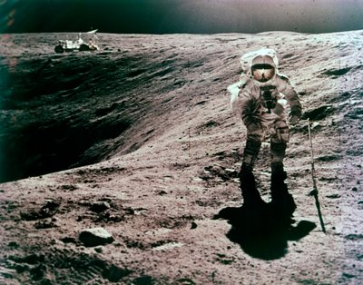 Astronaut Charles Duke ved Descartes-landingsstedet, Apollo 16-mission, april 1972. af John Watts Young