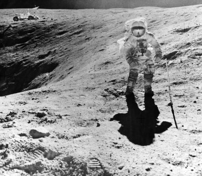 Charles Duke indsamler prøver på Descartes-landingsstedet under Apollo 16-missionen, 1972 af John Watts Young
