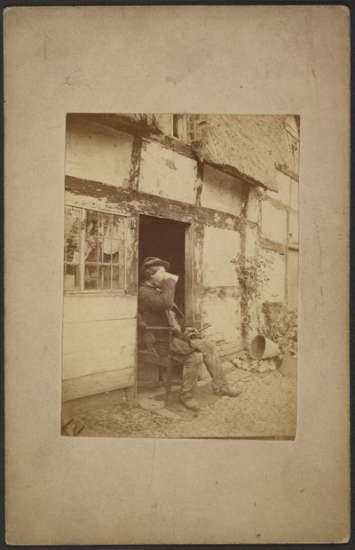 [Siddende mand drikker af krus i åben døråbning]. af John Whistler