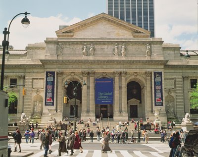 Detalje af facaden på New York Public Library, åbnet i 1911 af John and Hastings, Thomas Carrere