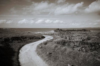 Locquirec i Bretagne og La Roche Tombee, faldende sten, 2022 (foto) af Jon Nicholson