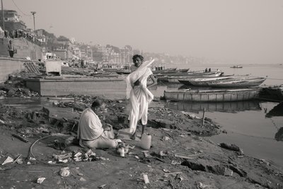 Manikarnika Ghat, Varanasi, 2016 (foto) af Jon Nicholson