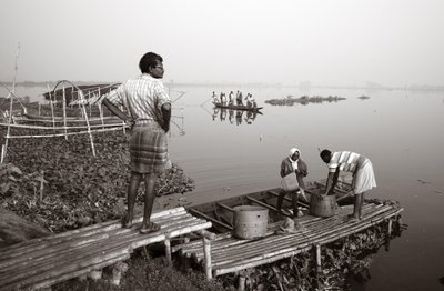Fiskeri i vådområder i Kolkata, 2016 (foto) af Jon Nicholson