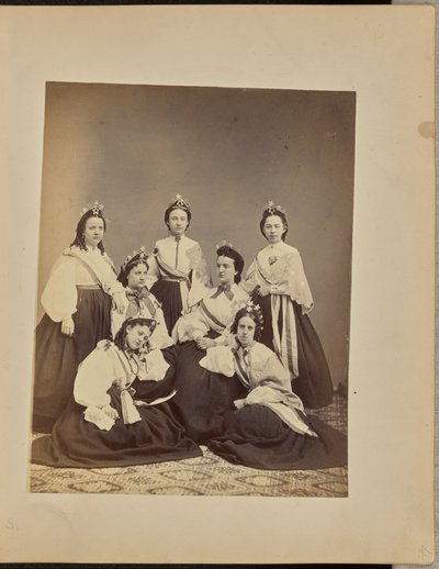 [Gruppeportræt af kvinder i kroner og skærf]. af Jordan H. Abbott