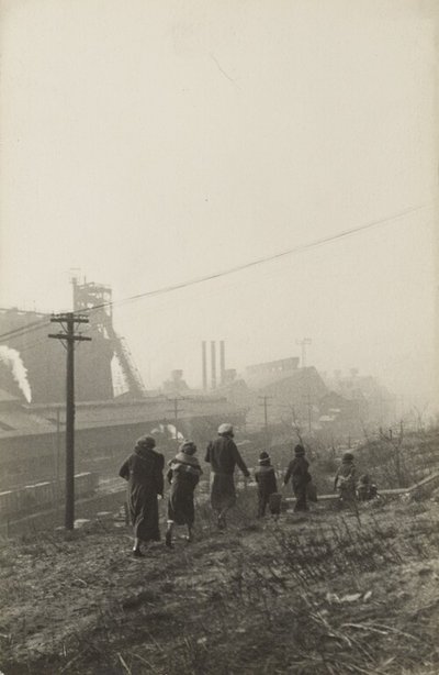 [Kvinder i nærheden af Industrial Complex] af José Alemany