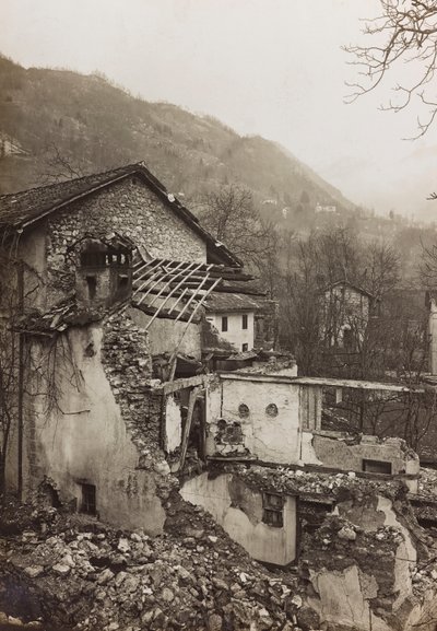 Album "Meine weltkriegs - Erinnerungen South-West Front (Carinthia, Italien, South Tyrol) (Min verdenskrig - minder om den sydvestlige front i Kärnten, Italien, Trentino-Alto Adige) 31/03/1915-12/11/ 1918 - Josef Zohles Wien ": murbrokker af et hus (s/h fo af Josef Zohles
