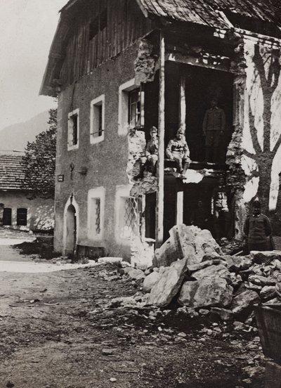 Album "Min verdenskrig - minder om den sydvestlige front i Kärnten, Italien, Trentino-Alto Adige) 31/03/1915-12/11/ 1918 - Josef Zohles Vienna ": murbrokker i Valbruna (s/h pho af Josef Zohles