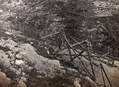 Album "Min verdenskrig - minder om den sydvestlige front i Kärnten, Italien, Trentino-Alto Adige) 31/03/1915-12/11/ 1918 - Josef Zohles Vienna ": pigtråd (s/h foto) af Josef Zohles