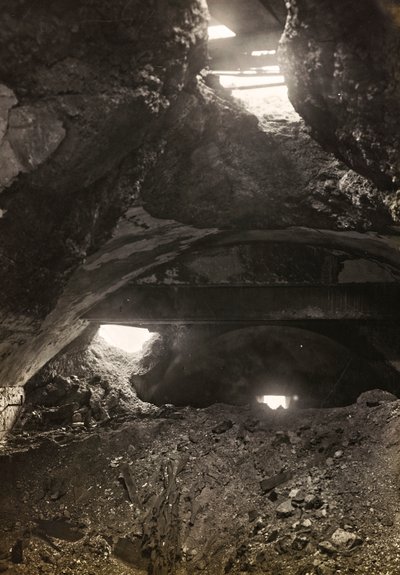 Album "Meine weltkriegs - Erinnerungen South-West Front (Carinthia, Italien, South Tyrol) (Min verdenskrig - minder om den sydvestlige front i Kärnten, Italien, Trentino-Alto Adige) 31/03/1915-12/11/ 1918 - Josef Zohles Wien ": murbrokker af en fabrik (s/h af Josef Zohles