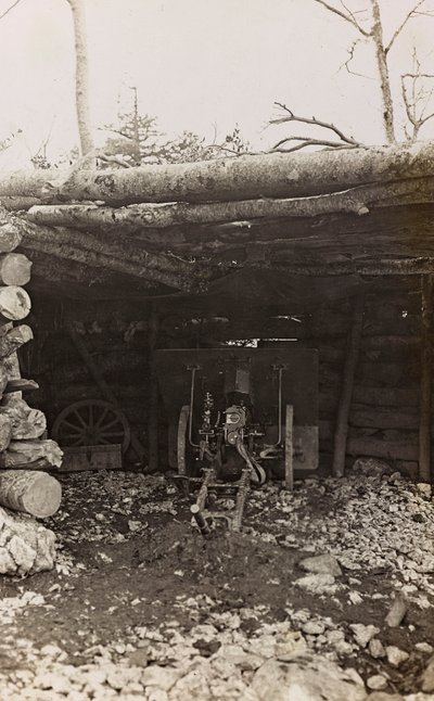 Album "Min verdenskrig - minder om den sydvestlige front i Kärnten, Italien, Trentino-Alto Adige) 31/03/1915-12/11/ 1918 - Josef Zohles Vienna ": hytte med kanon (s/h foto) af Josef Zohles
