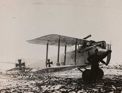 Album "Min verdenskrig - minder om den sydvestlige front i Kärnten, Italien, Trentino-Alto Adige) 31/03/1915-12/11/ 1918 - Josef Zohles Wien ": Østrigsk fly (s/h foto) af Josef Zohles